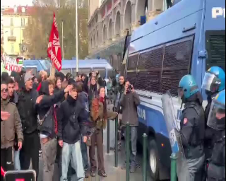 Studenti e antagonisti bloccano binari stazione a Torino